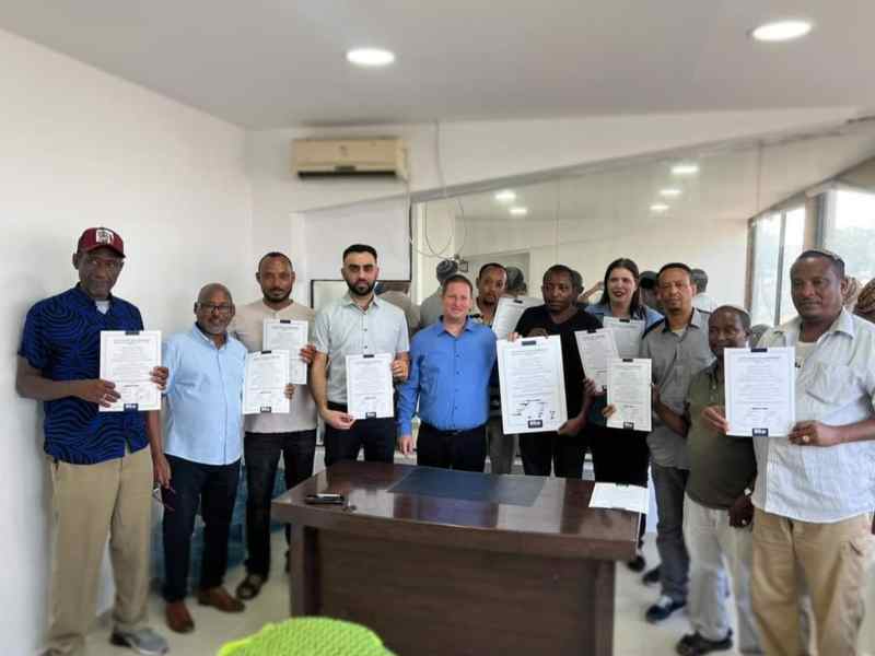 יגאל וינברגר חתם על הסכם עם מנהיגות הקהילה האתיופית