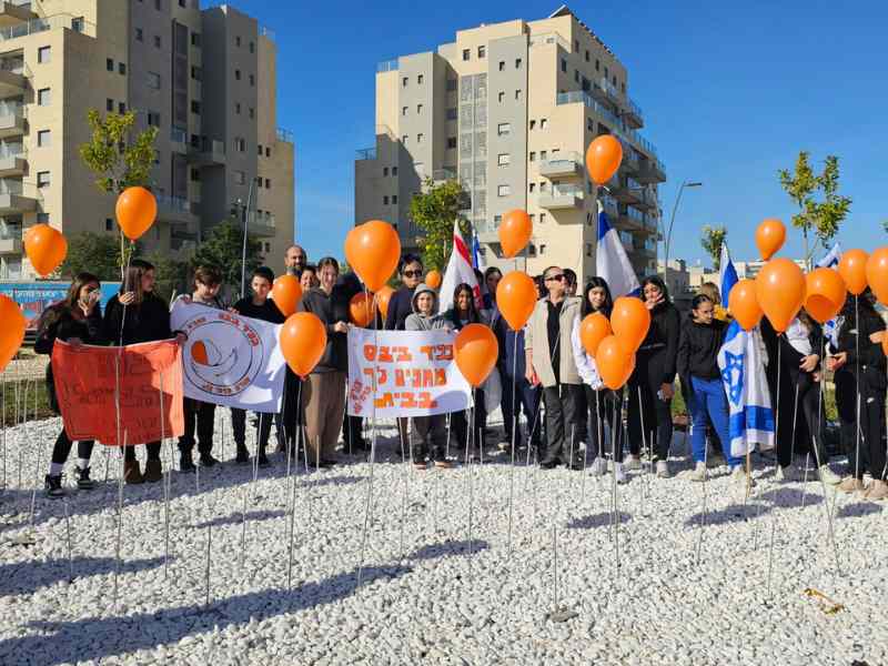 104 ימים בשבי: תלמידי קרית גת והנהלת העירייה במחווה מרגשת לכפיר ביבס